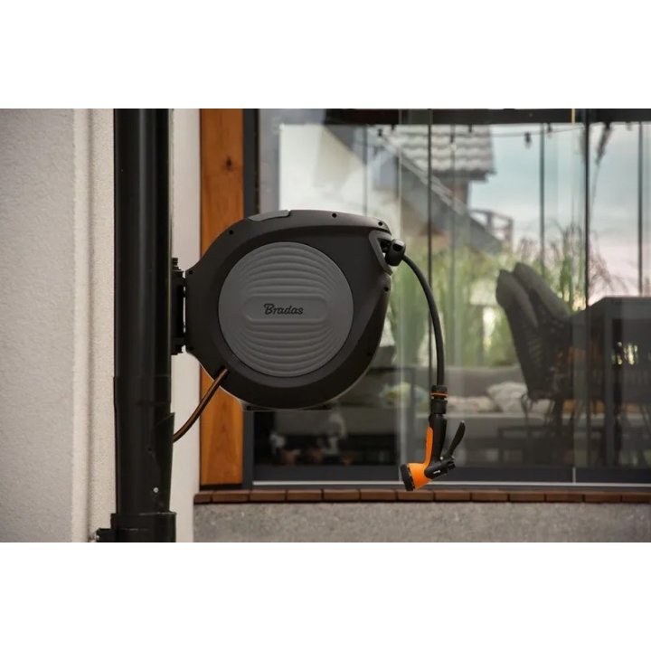 Suport automat pentru furtun Black Line 20m cu furtun 1/2" și accesorii