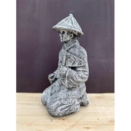 Samurai în genunchi ținând un steag 43cm